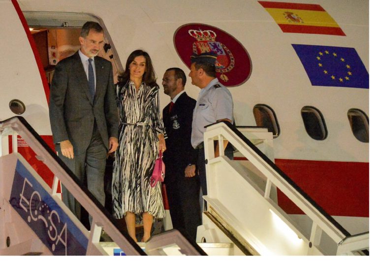 El presidente cubano da la bienvenida a los reyes