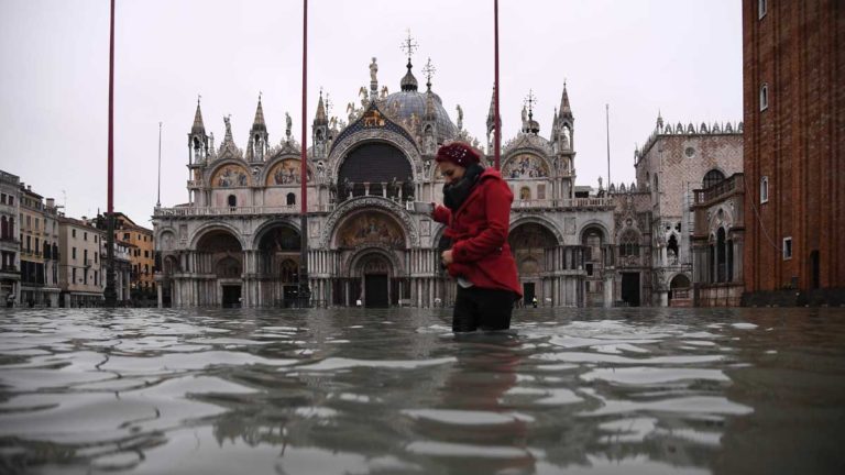 El «agua alta» no da tregua a Venecia y se espera subida de 160 centímetros