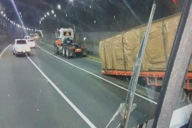 Camión perdió la carga dentro del túnel de autopista Gran Mariscal de Ayacucho