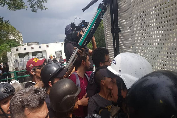 La movilización estudiantil opositora en Caracas fue retenida en la plaza Los Símbolos
