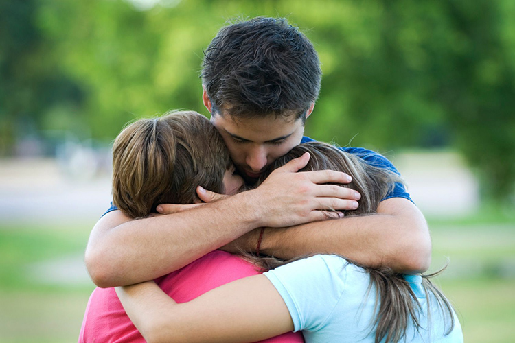 El Día del abrazo en familia realza los valores de respeto y fraternidad