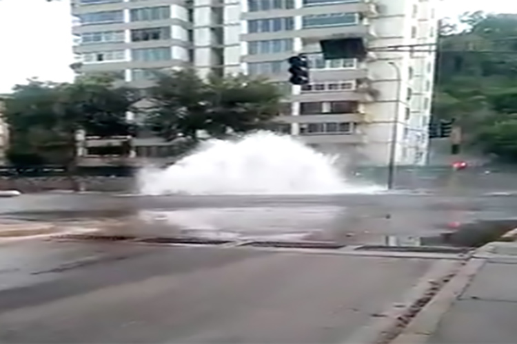 Tubería rota colapsa avenida principal de El Cafetal