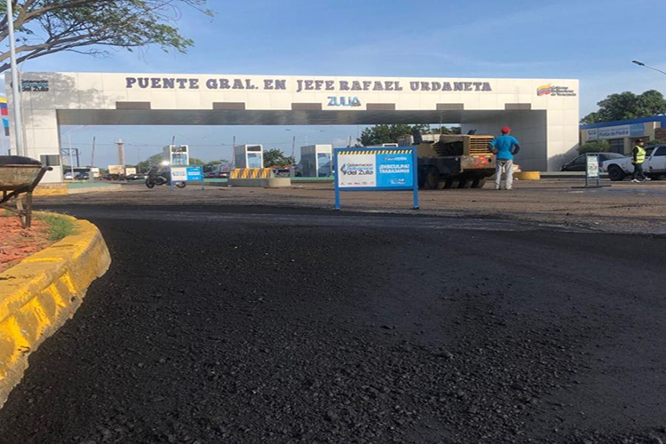 Colocan 700 toneladas de asfalto en la cabecera del Puente Sobre el Lago de Maracaibo