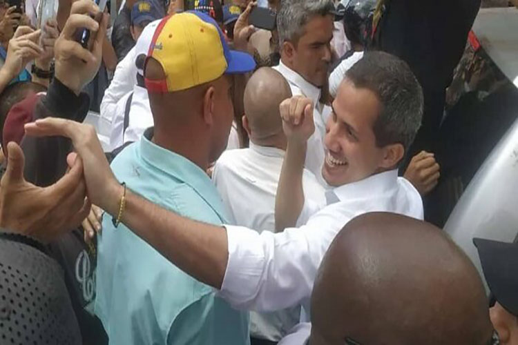 Guaidó llega a Macuto y realiza un casa a casa