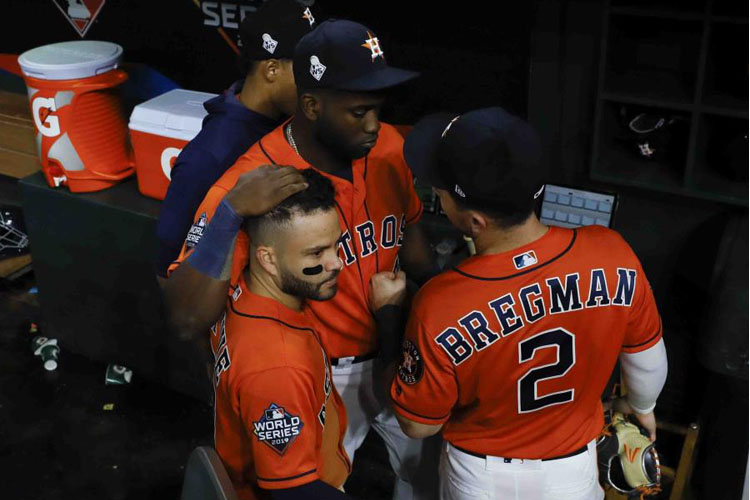 MLB investiga a los Astros de Houston por robar señales durante la temporada 2017