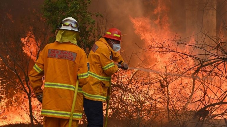 Mueren tres bomberos de EEUU en accidente de avión en incendios de Australia