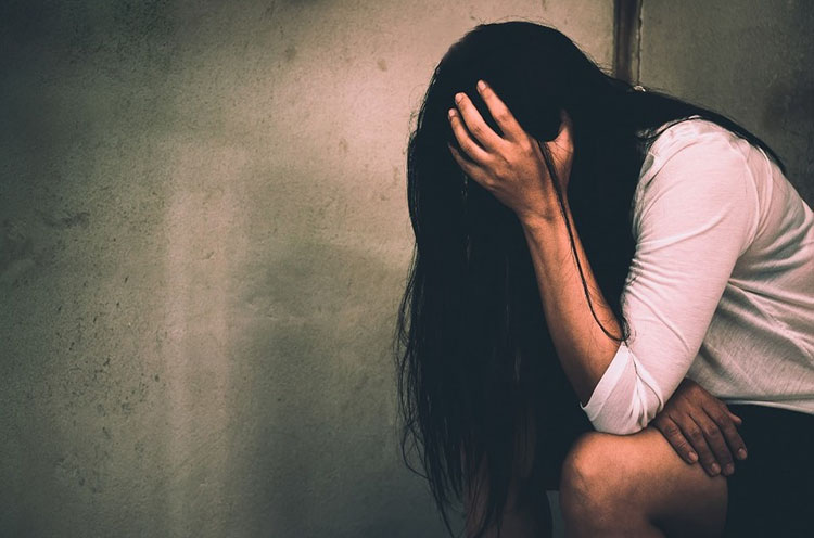 ¡Infortunada! Adolescente fue violada por su profesor, el policía, el ginecólogo y el abogado