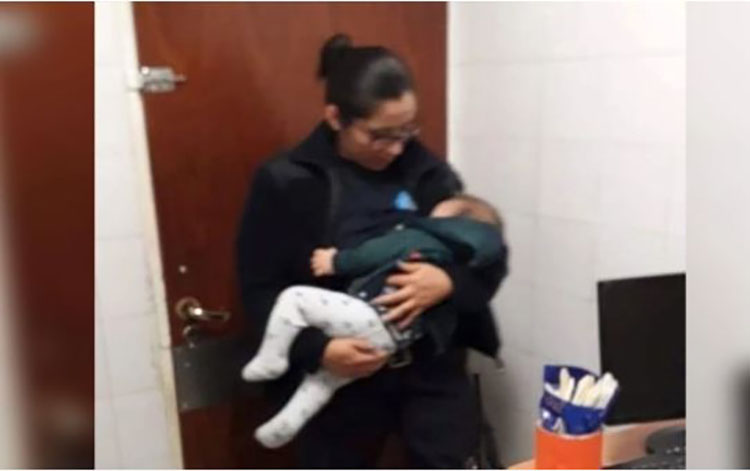 Policía amamantó a un bebé que había sido golpeado en medio de un ritual satánico