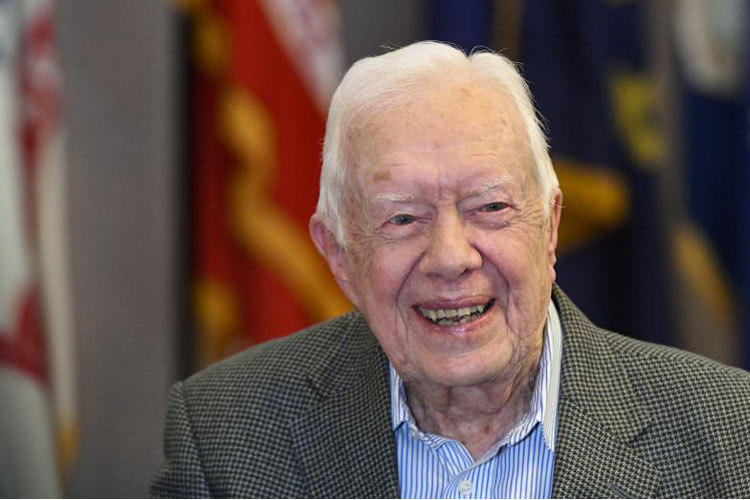 Dan de alta al ex presidente Jimmy Carter tras cirugía craneal