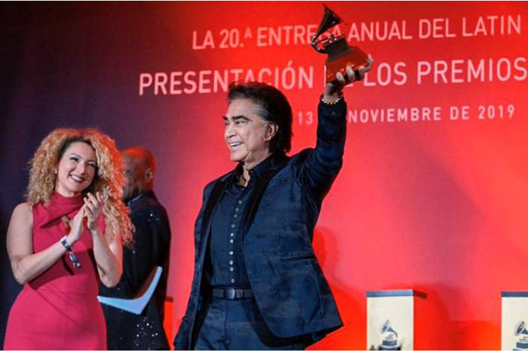 Jose Luis Rodríguez «El Puma» recibió el Premio a la Excelencia Musical