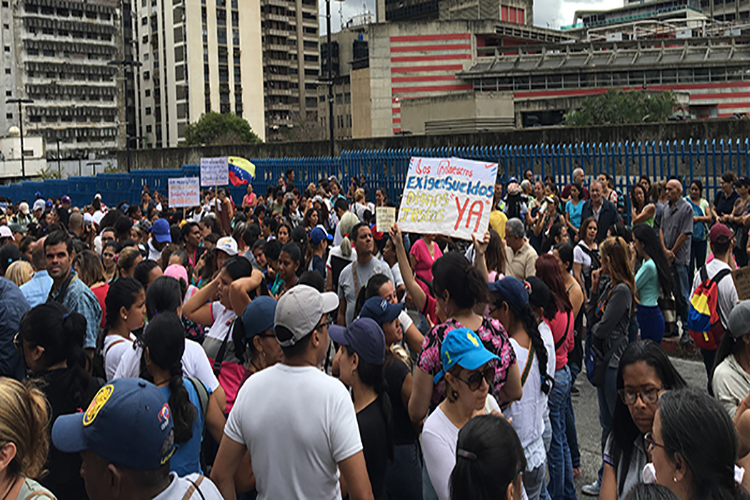 Educadores protestan frente al Ministerio de Educación