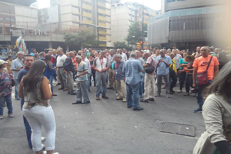 Trabajadores del Ministerio de Transporte cierran la avenida Francisco de Miranda