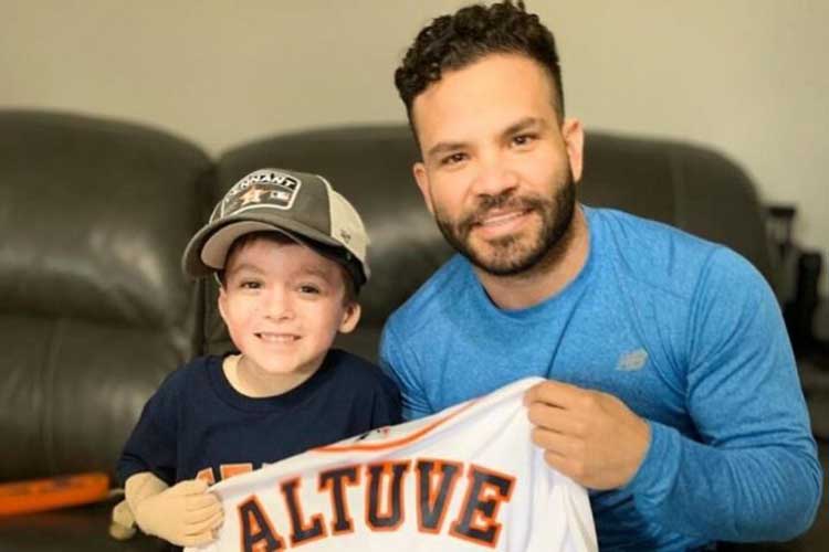 José Altuve cumple el sueño de “Minacho”, niño sobreviviente de explosión en Panamá