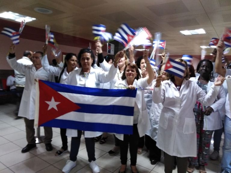 Comienza el regreso de los médicos cubanos en Ecuador
