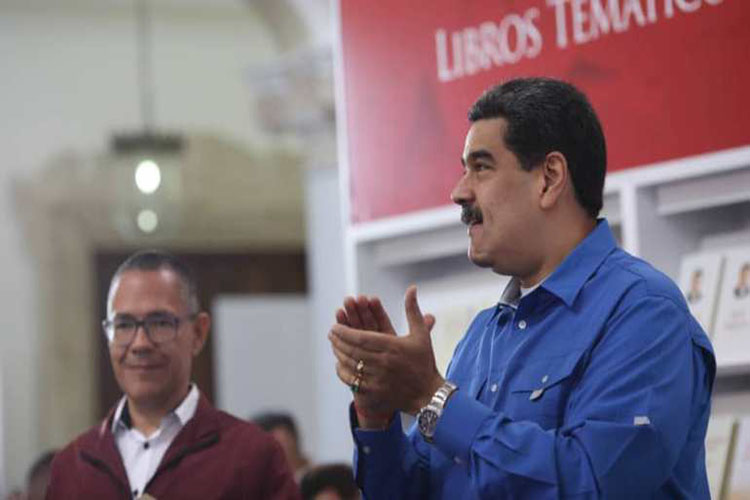 Maduro insiste en que «negocia» con Guaidó