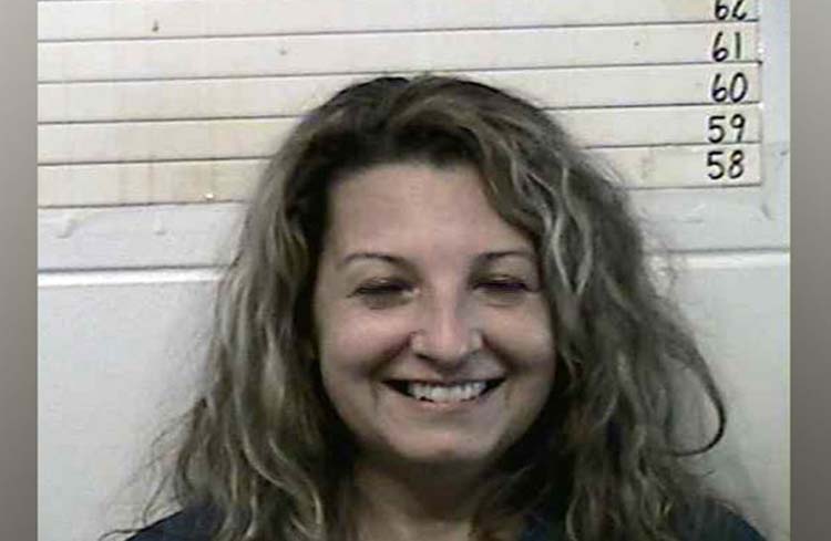 Mujer sonríe en la foto policial luego de asesinar a su esposo