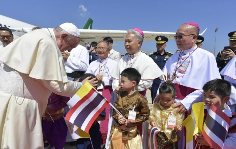 El papa concluye visita a Tailandia con su homenaje a la minoría católica