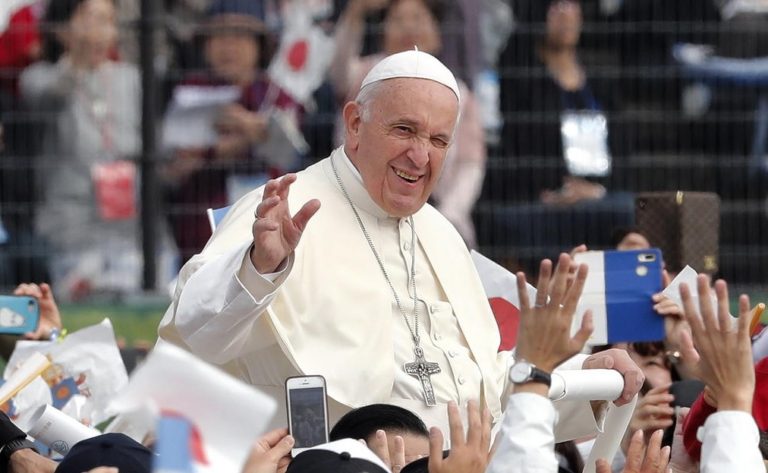 El papa alerta del «aislamiento social» en una misa multitudinaria en Tokio