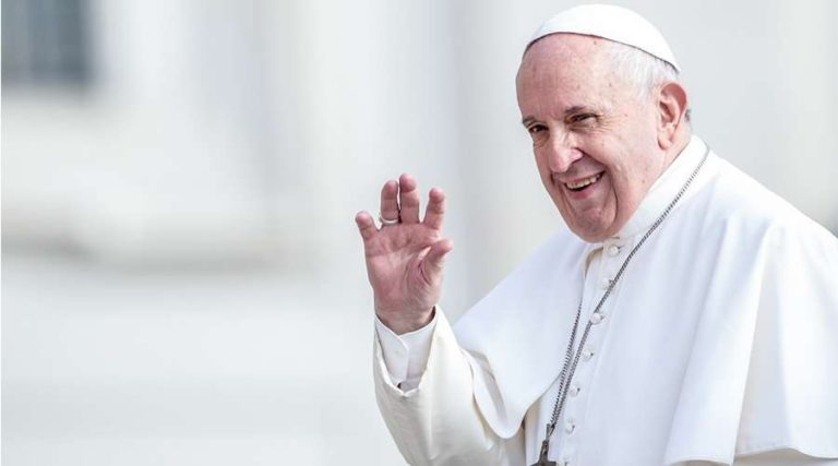 El papa es recibido con mate y un coro colombiano-argentino en Bangkok