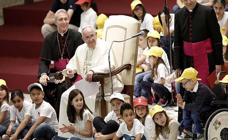 Papa Francisco  sugiere que haya  más controles  para evitar que niños vean porno en Internet