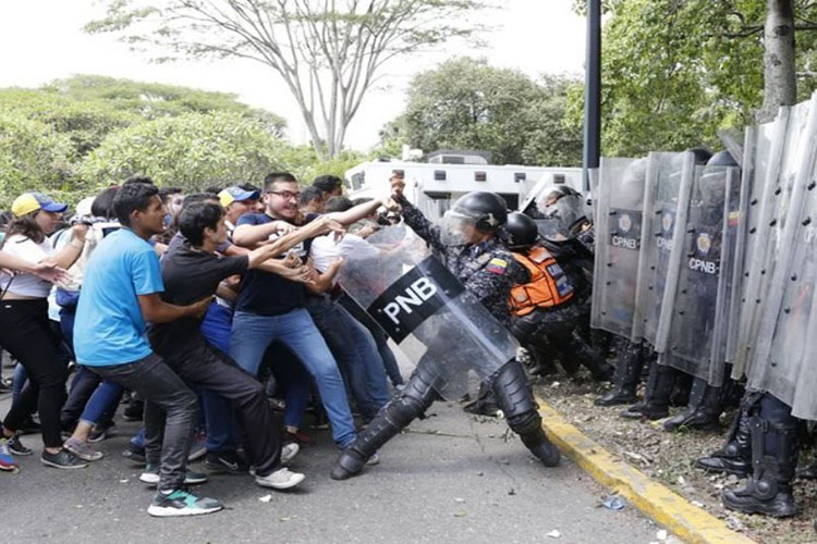 ¡Batalla campal!: Universitarios y PNB se enfrentan en la UCV