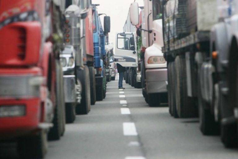 Caos vial en capital chilena por protesta camionera ante tarifas de tránsito