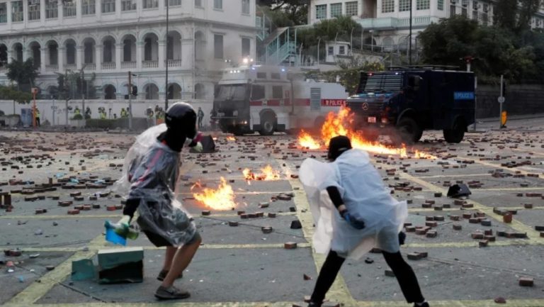 Pekín se planta ante ley estadounidense que apoya las protestas en Hong Kong