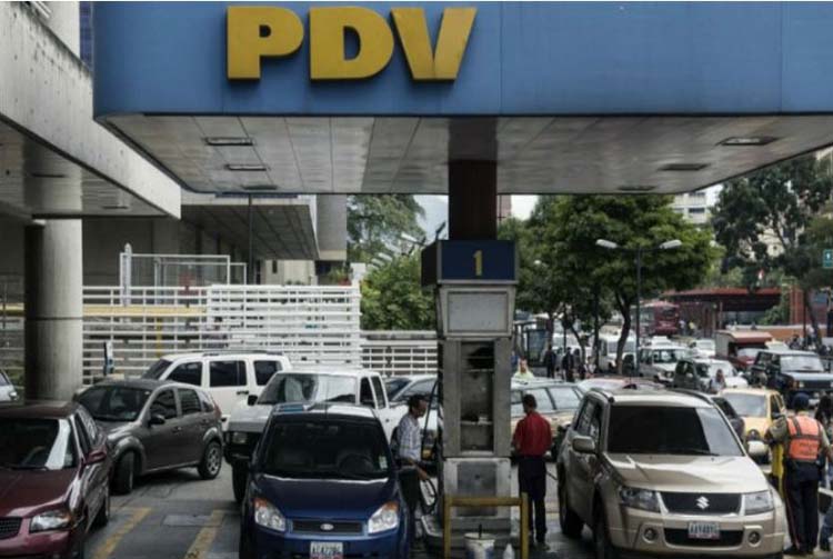Colapsan bombas de gasolina en Caracas ante  rumores de suspensión de distribución