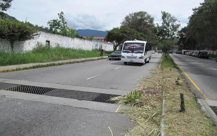 Mérida: Alcantarilla en mal estado pone en riesgo a conductores en avenida Universidad