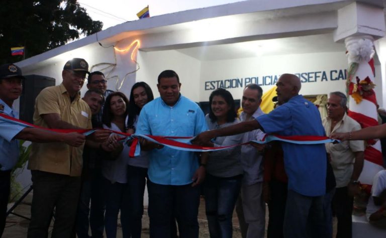 Gobernación entrega uniformes y estación policial Josefa Camejo en Coro