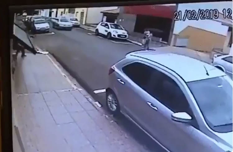 Aparece otro video de garaje «tragándose» a un hombre en la calle