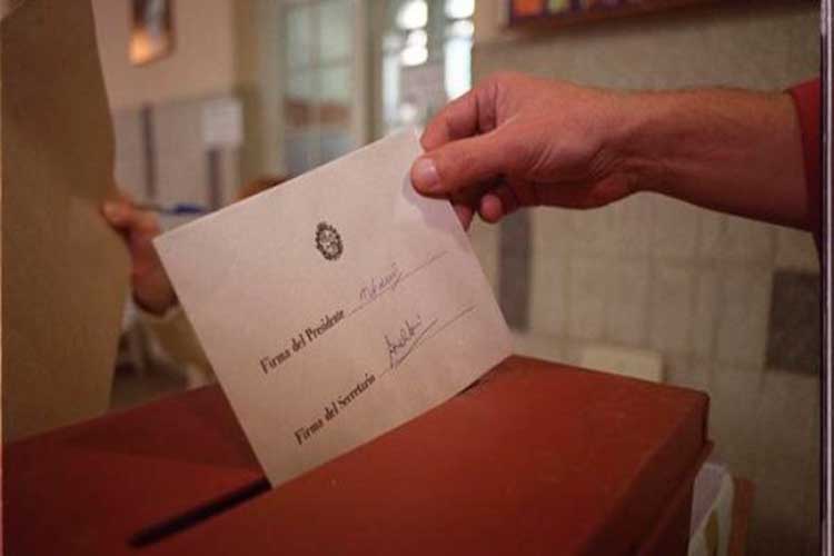 Uruguay abre los centros de votación para elegir a su próximo presidente