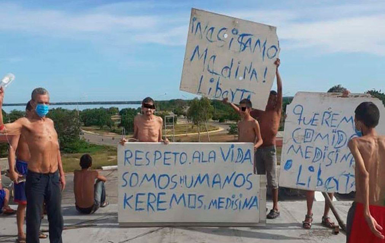 Presos del retén de Cabimas protestan desde el techo