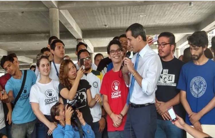 Guaidó en la UCV: Recibe el apoyo del movimiento estudiantil para la protesta del 16N