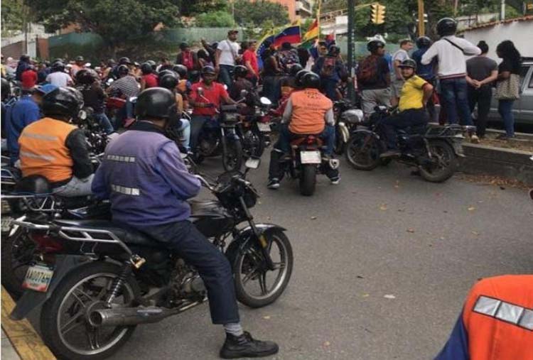 Motorizados chavistas se concentraron en la embajada de Bolivia en apoyo a Evo Morales