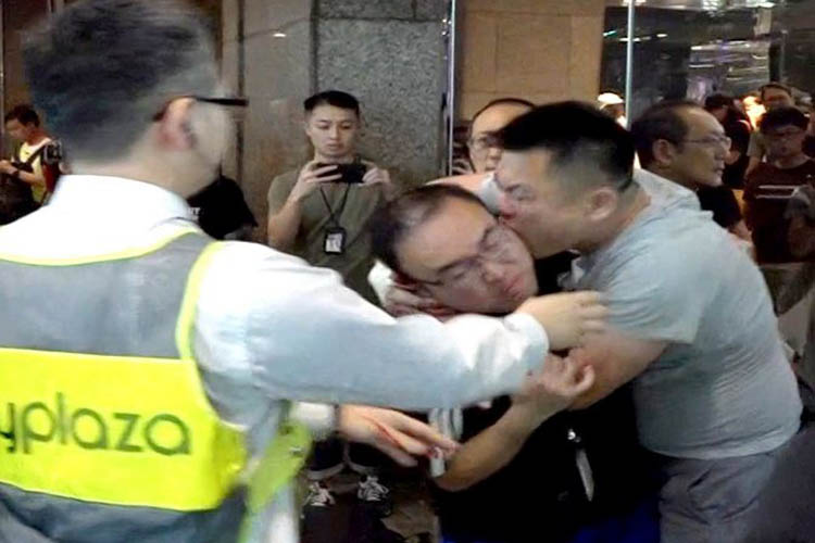 Hong Kong: atacante apuñaló a cuatro personas y arrancó parte de la oreja a un concejal