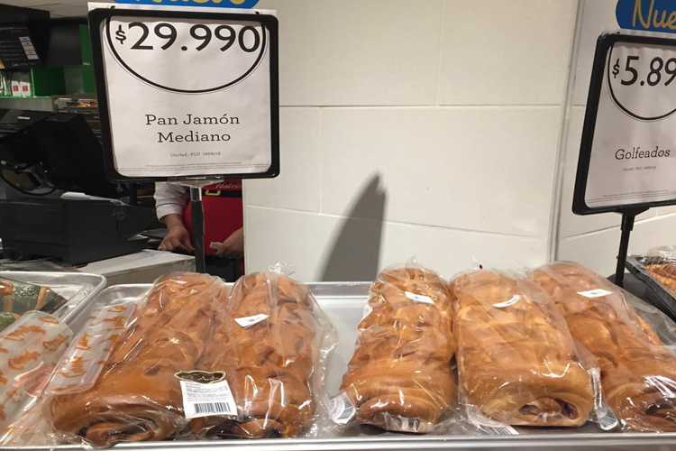 El pan de jamón y el golfeado venezolano ya tienen su propio espacio en Carulla, importante cadena de supermercados de Colombia