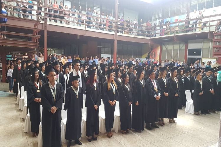 Por secretaría: LUZ Punto Fijo entregó títulos a 158 nuevos graduandos