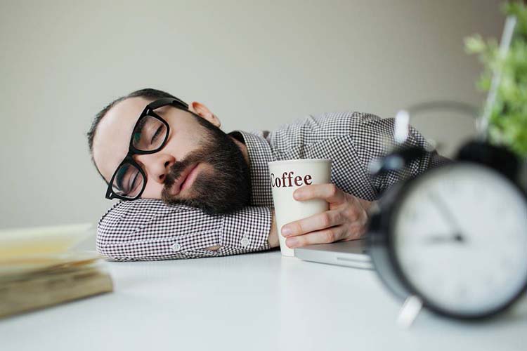 A las personas más inteligentes les cuesta levantarse temprano, según estudio