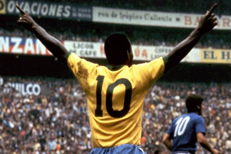 Venden en 30.000 euros la última camiseta utilizada por Pelé con Brasil