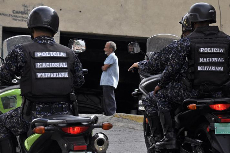 ¡Se tragaron la luz! Efectivos antidrogas de la PNB agredieron a una fiscal nacional y fueron detenidos