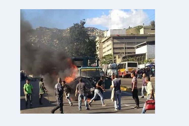 Mujer muere carbonizada tras choque de convoy de la GNB en Caracas