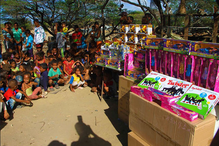 Niños de Las Tenerías y Ezequiel Zamora reciben juguetes en víspera de Navidad