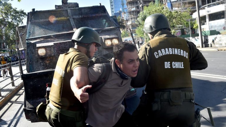 Policía de Chile reconoce responsabilidad en casos de abusos en las protestas