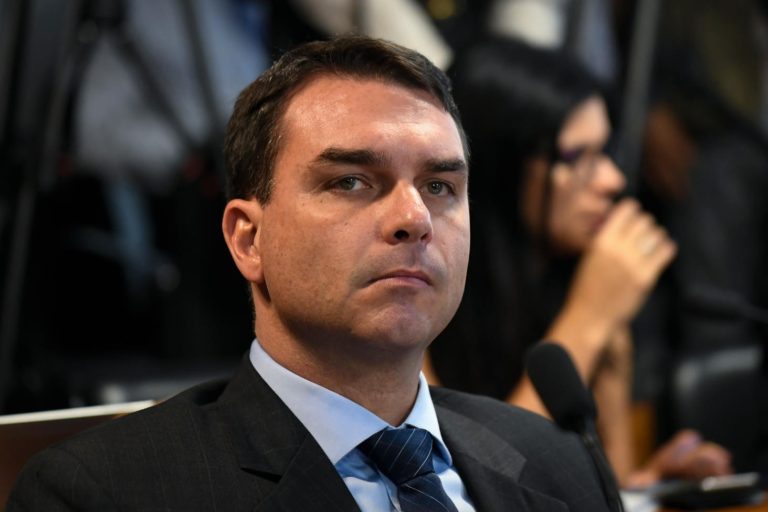 Registran inmuebles de exasesores de hijo de Bolsonaro en caso de corrupción