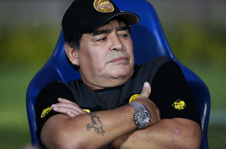Maradona dice que Riquelme no sabe «nada de política» y que «se vendió»