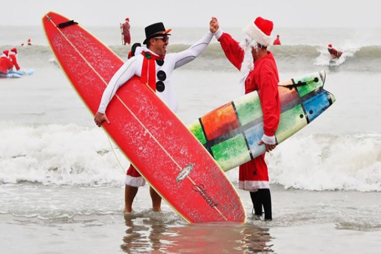 600 Santas surfistas remontan las olas en Miami y está es la razón