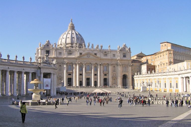 Vaticano cierra Plaza y Basílica de San Pedro a turistas debido al coronavirus