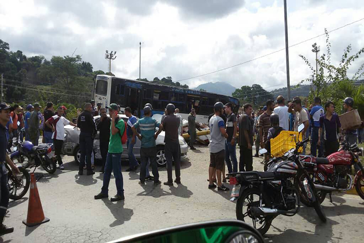 Aparatoso accidente de tres vehículos en Trujillo