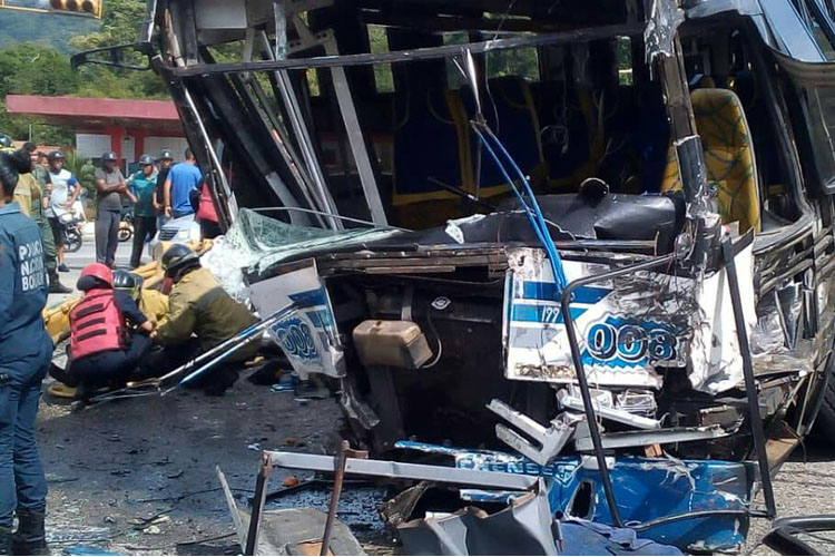 Un fallecido y nueve personas lesionadas deja accidente en Trujillo